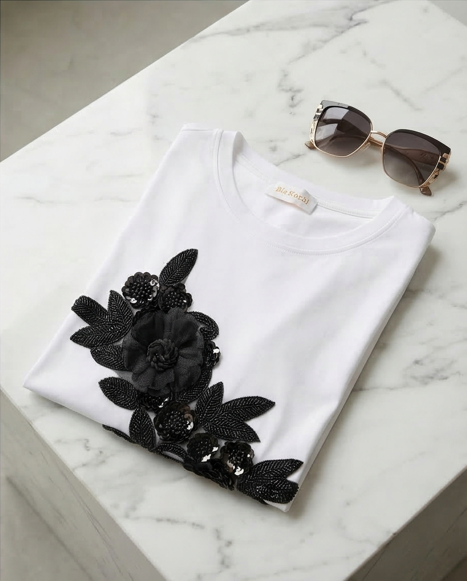 T-shirt blanc avec Fleurs et strass noir