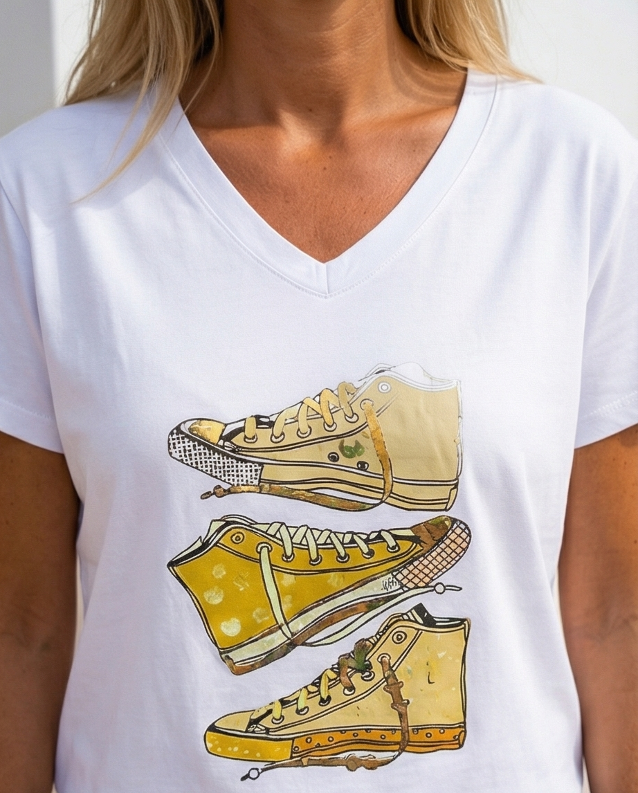 T-shirt col V baskets dorées